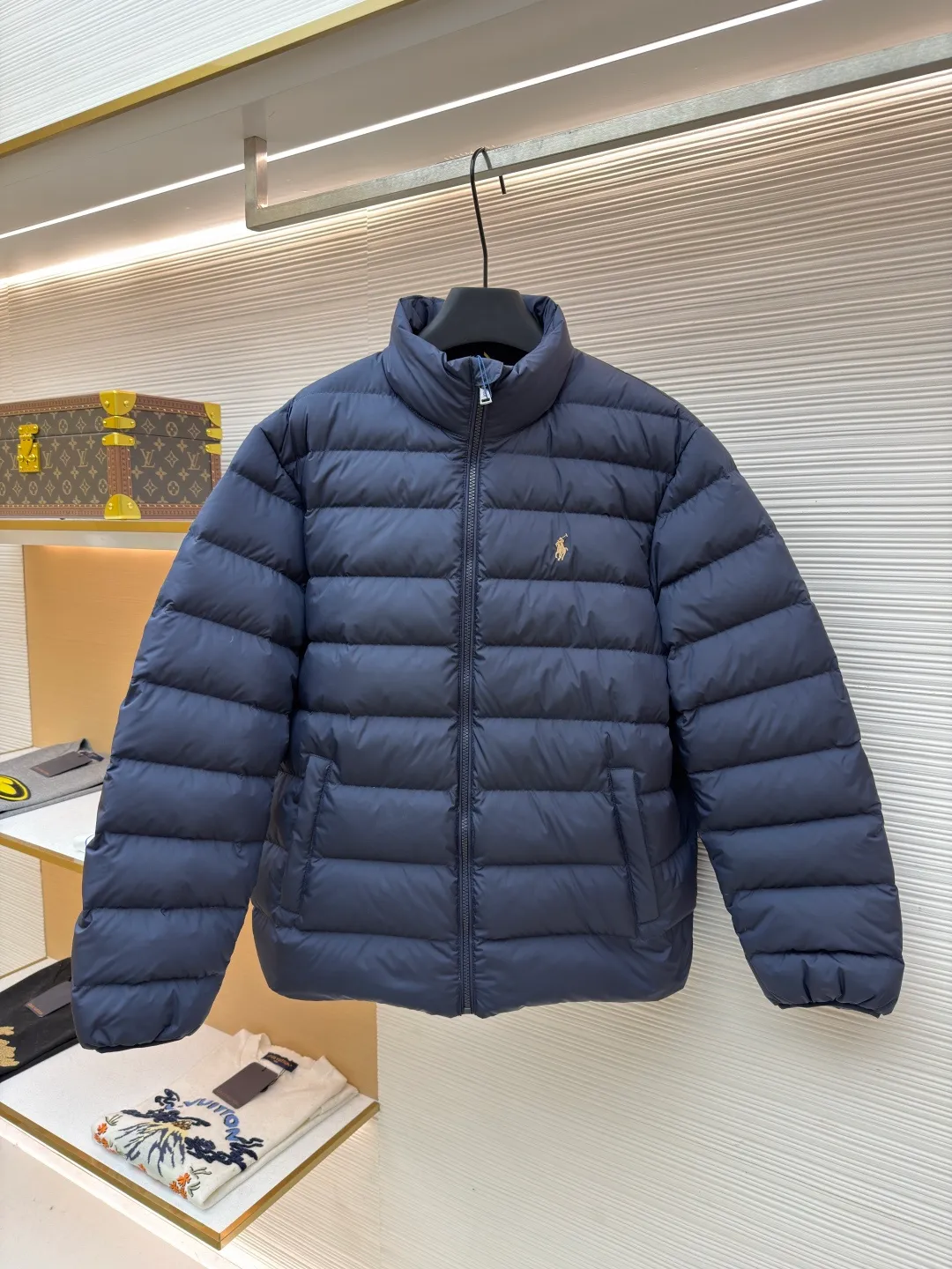 Ralph Lauren Ralph Lauren embroidered rib down jacket ●Original version: purchased and developed at 3340 ●Item number: 1682293-D15 ●Fabric: white duck down fabric ●Technology: mechanical down filling ●Color: navy blue ●Version: fitted version ●Weight: about 595 grams ●Size: S-M-L-XL ●Description: Nylon fabric has good windproof and waterproof properties, and can effectively block the intrusion of wind and rain from the outside Keeps the inside dry and suitable for wearing in humid or rainy conditions. The red label on the chest is made with an imported MECLO embroidery machine. The original pattern is scanned first, and then high-quality silk thread is used to make a pattern. The density effect is adjusted by continuous pattern making. The zipper design is simple and elegant. It is easy to operate; the closing design of the cuffs and hem effectively prevents cold wind from invading, improving the warmth and comfort of wearing. It uses 90 white duck down with a weight of 260g to ensure excellent thermal insulation performance. After the velvet has been strictly screened and processed, it is not easy to drill into the velvet, ensuring durability. The overall wiring is straight and delicate, the fabric is comfortable and soft, and the color is consistent without color difference. It can be matched with the same style to create a fashionable look and control various occasions. Customized accessories, complete with three standards, same style for men and women!